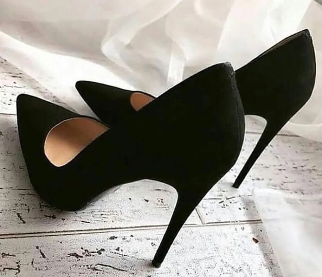 LIZZY Black Suede Leather Pumps