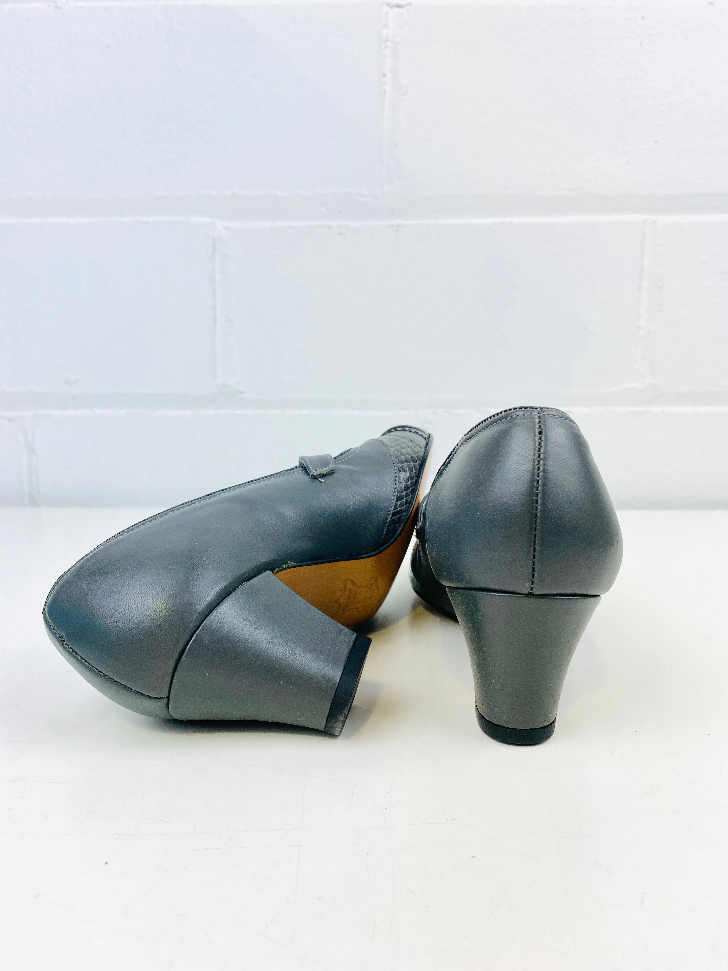 Vintage Deadstock Shoes, Women's 1980s Grey Leather Mid-Heel Pumps, NOS, 8292